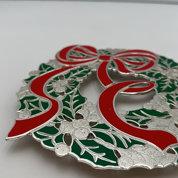 vintage christmas holly wreath metal trivet with red bow - Picture 11 of 16